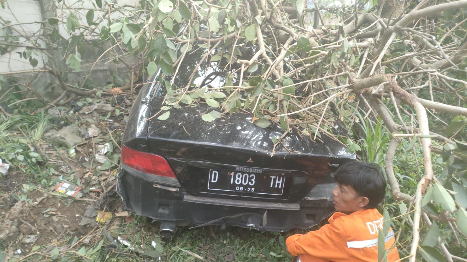 Mobil tabrak penbatas jalan di Jalan Tol Pasir Koja Kota Bandung hingga tertimpa pohon pada hari ini Sabtu, 6 Agustus 2022.