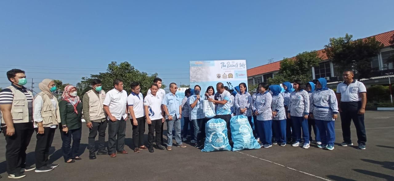 Gerakan The Rising Tide bekerjasama dengan TNI AL memulung sampah di sekitar pesisir
