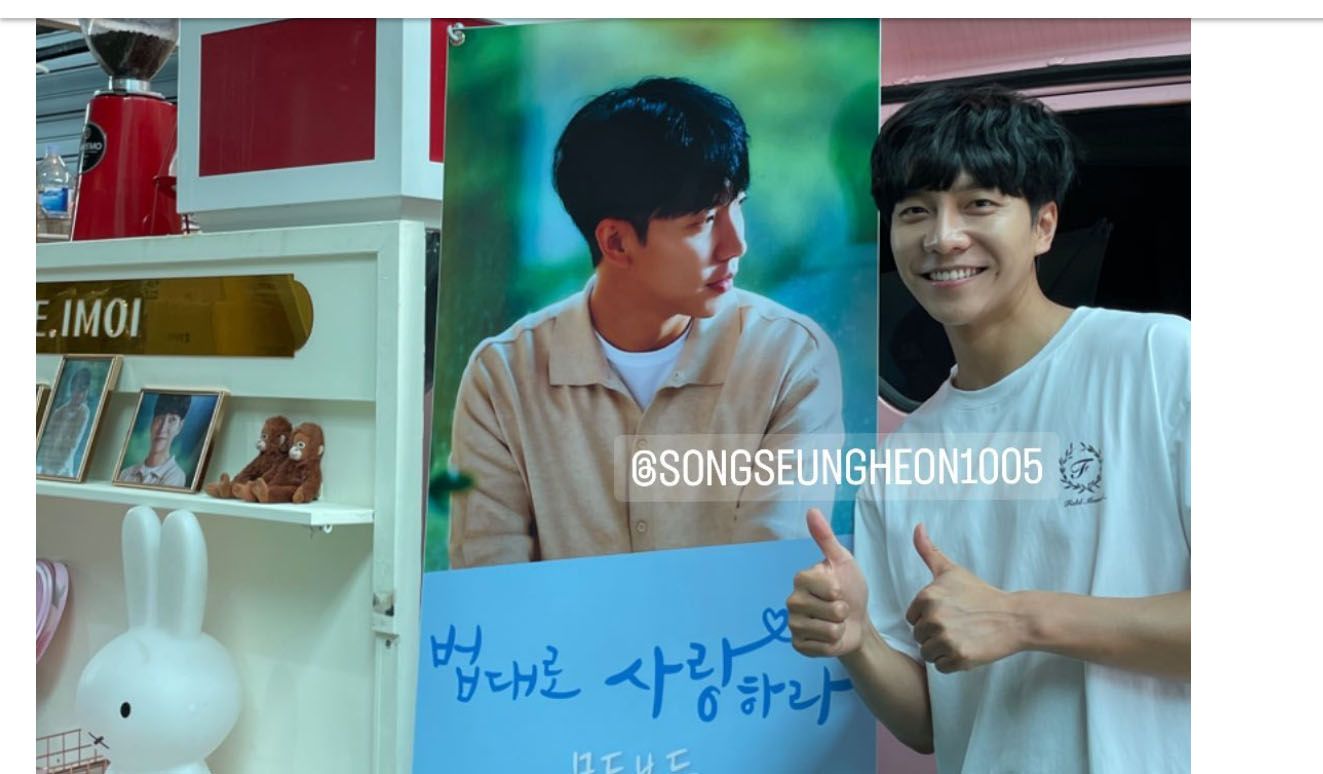Pada 6 Juli, Lee Seung Gi membagikan foto truk kopi yang dikirim Song Seung Heon ke lokasi syuting drama.