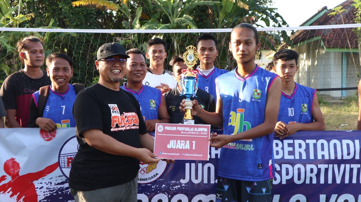 Tim Bola Voli Putra Desa Purwareja Raih Juara 1 Turnamen Bola Voli pada Gelaran Porcam Purwareja Klampok