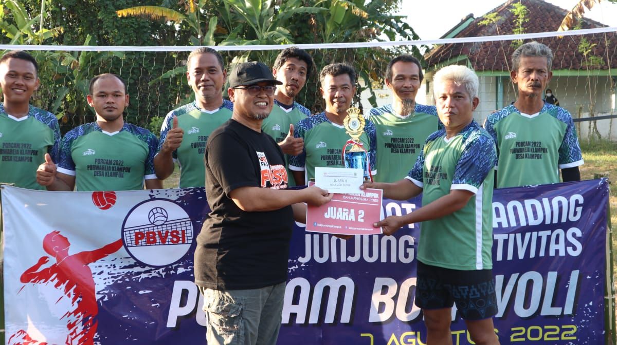 Tim Bola Voli Putra Desa Klampok Raih Juara 2 Turnamen Bola Voli pada Gelaran Porcam Purwareja Klampok