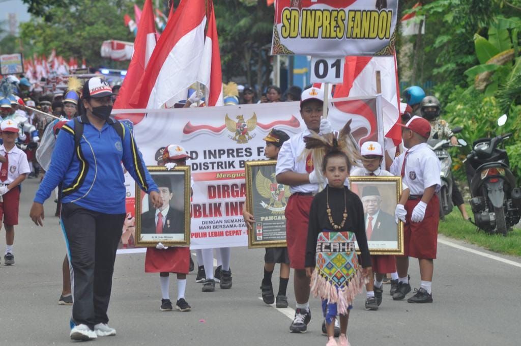 Pelajar Sekolah Dasar di Biak Numfor, saat mengikuti karnaval "Bhineka Tunggal Ika." sambut  HUT Kemerdekaan Indonesia ke - 77 di Biak Numfor. 