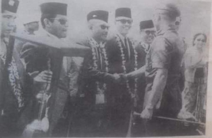Pangdam II Bukit Barisan Mayjen TNI Sarwo Edhie Wibowo menyalami pelatih PSMS Yusuf Siregar setibanya rombongan PSMS di Bandara Polonia usai menjadi Juara Agha Khan Gold Cup di Bangladesh tahun 1967.