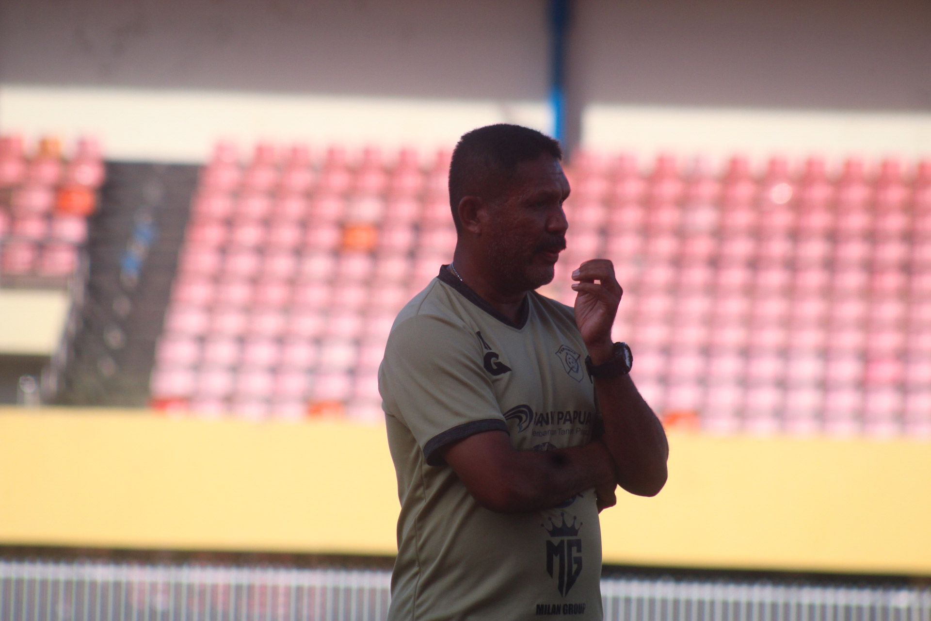 Pelatih kepala tim Persewar Waropen, Eduard Ivakdalam ketiga mengamati anak didiknya menggelar laga ujicoba di Stadion Mandala Jayapura, dalam masa persiapan mereka menuju kompetisi Liga 2 2022-2023 dok (PORTAL PAPUA)