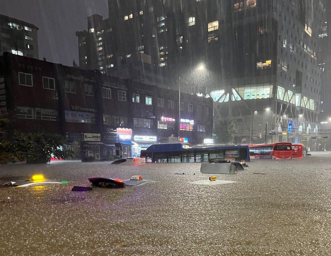 Seoul Dilanda Banjir Bandang Akibat Hujan Deras, Sejumlah Bangunan Ikut Terendam. 