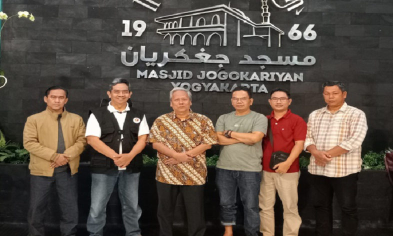 Komisionar Bawaslu se DKI Jakarta saat mengunjungi Masjid Jogokariyan