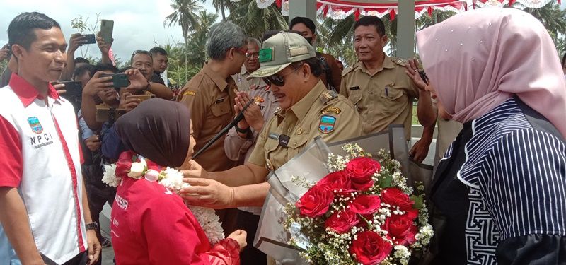 Bupati Pangandaran Jeje Wiradinata mengalungkan bunga kepada Imas Yaniar, Senin, 8 Agustus 2022.