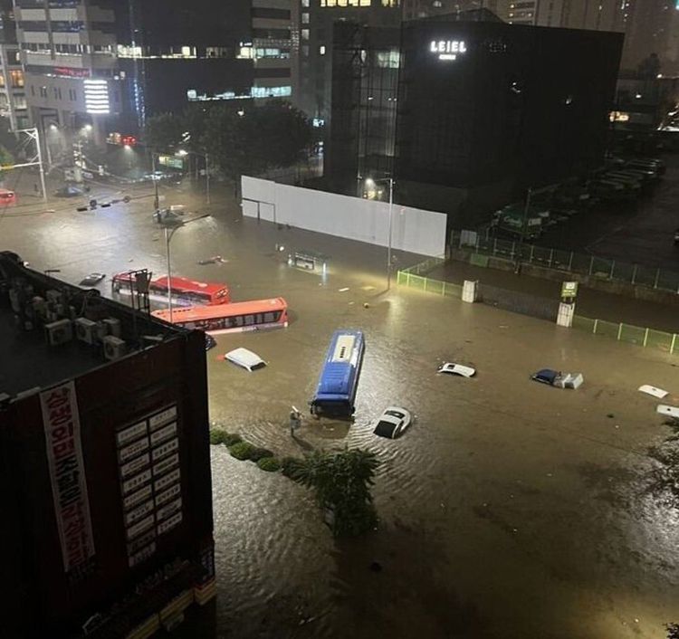 Sebanyak Lebih dari 2700 Kendaraan Terendam Banjir Akibat Banjir Bandang yang Menerjang Seoul Korea Selatan.