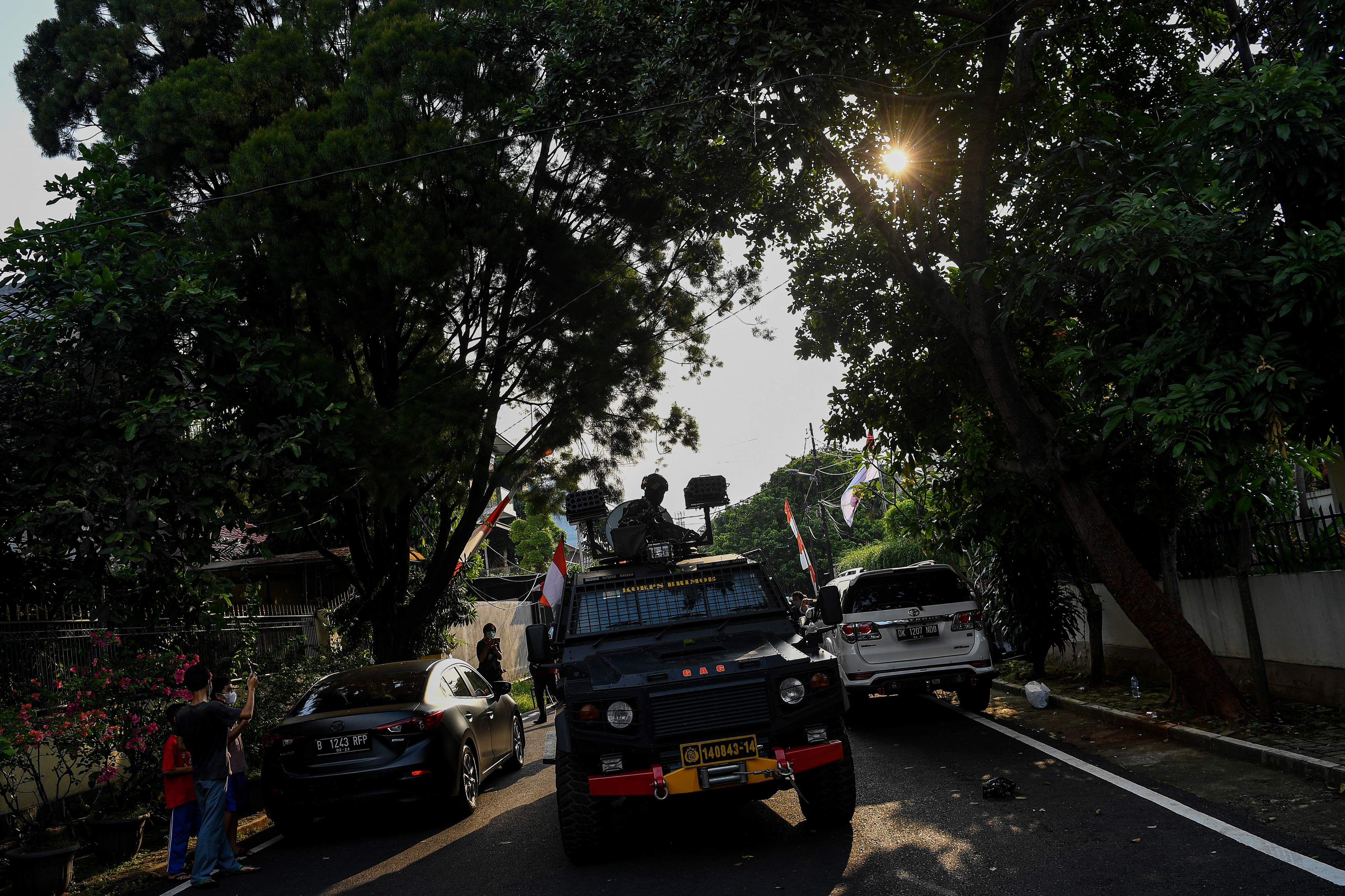 Anggota Brimob dengan kendaraan taktis tiba di kawasan kediaman pribadi mantan Kadiv Propam Polri Irjen Pol Ferdy Sambo, Duren Tiga, Jakarta Selatan, Selasa 9 Agustus 2022.