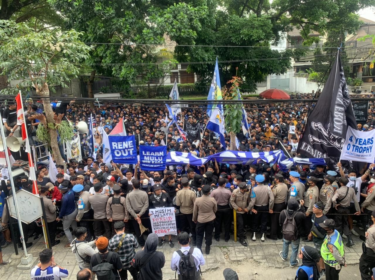 Bobotoh tetap demo depan Graha Persib meski hujan deras melanda Graha Persib di Jalan Sulanjana Kota Bandung, Rabu 10 Agustus 2022 sore.