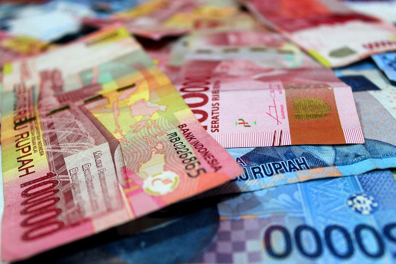 Gambar Uang Rupiah Pecahan 100 ribu dan 50 ribu