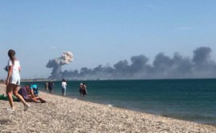 Kepulan asap terlihat dari jauh setelah terjadi ledakan amunisi di pangkalan militer Rusia kawasan Krimea.*  