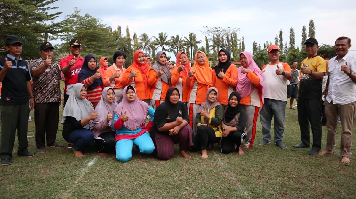 Anggota DPRD Provinsi Jawa Tengah, Camat dan Kades, Foto Bersama Emak Emak Peserta Lomba Tarik Tambang