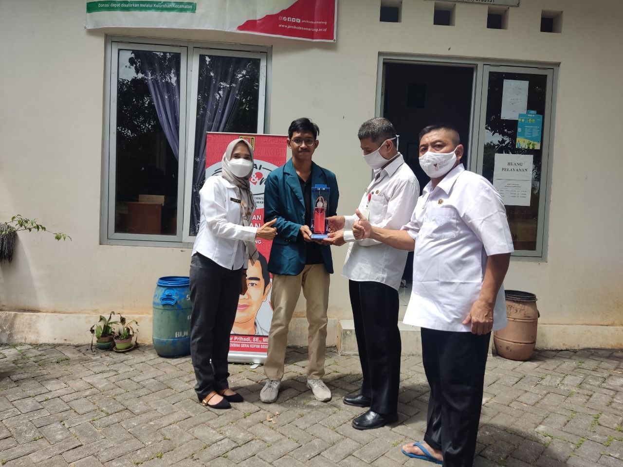 Mahasiswa Undip bantu warga membuat alat hand sanitizer otomatis