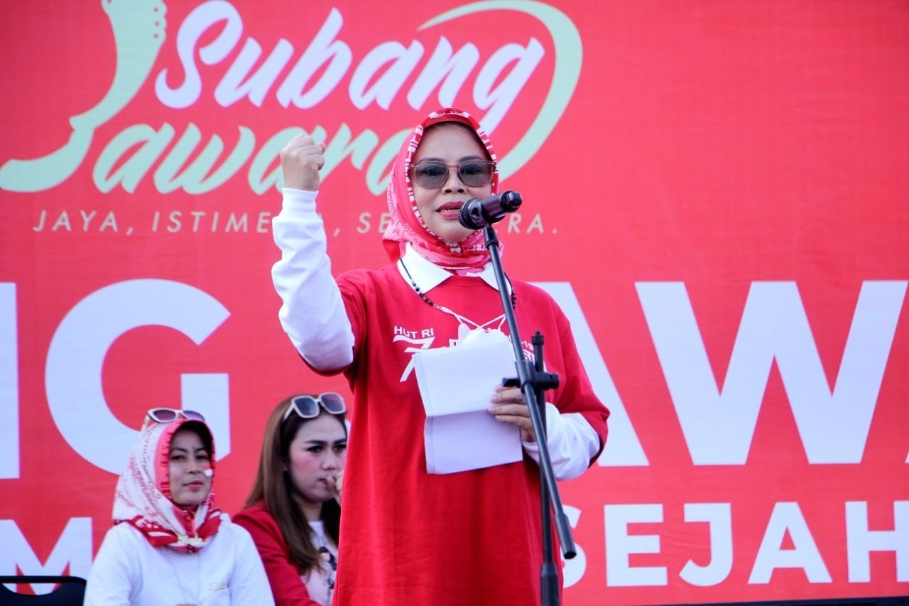 Istri Bupati Subang Ny. Hj. Yoyoh Sopiah Ruhimat sebut Gelar Senam Merah Putih Subang HUT RI 2022 bangkitkan nasionalisme sekaligus kenang para jasa pahlawan.