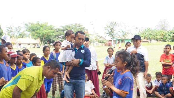 Bupati Hery bersama para Pelajar SDI Tal, Kecamatan Satarmese