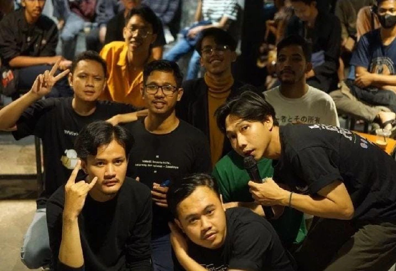 Para komika dari komunitas Stand Up Indo Ciamis berfoto bersama seusai menggelar Stand Up Comedy Mini Show di Cafe Rumah Buni Jl. Bojonghuni No 30 Ciamis pada Sabtu 30 Juli 2022 malam.