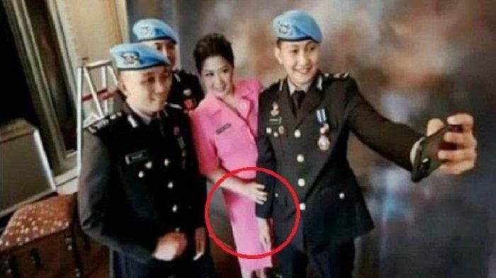 Viral Putri Candrawati Pegang Tangan Brigadir J saat Selfie