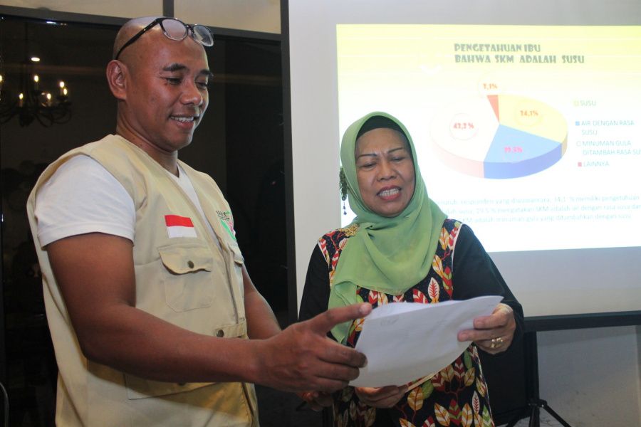 Ketua Harian YAICI, Arif Hidayat (kiri), berbincang dengan Wakil Ketua IBI Jawa Barat, Nina Farida Ariani, di Bandung, belum lama ini.