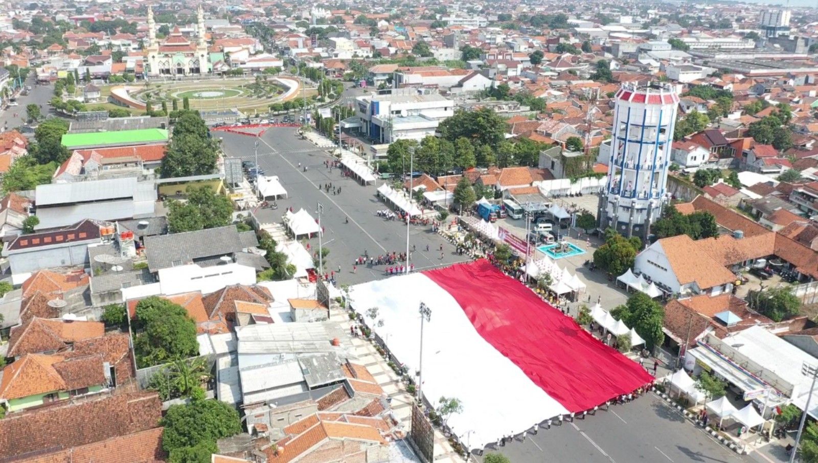 Wow! Bendera Merah Putih Raksasa Dibentangkan di Kota Tegal - Portal Brebes