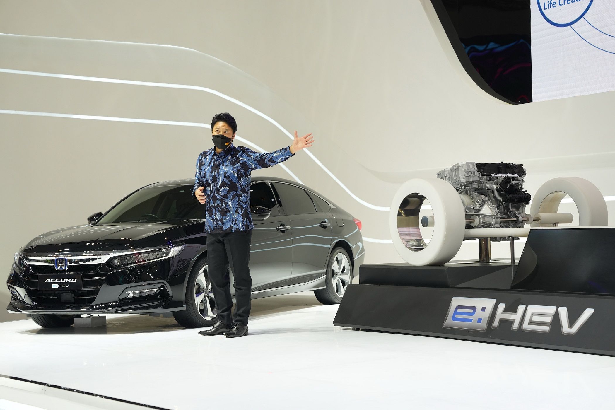 Honda juga menampilkan dua model e:HEV andalan terpopuler saat ini, yaitu Honda CR-V Hybrid dan Honda Accord Hybrid./  