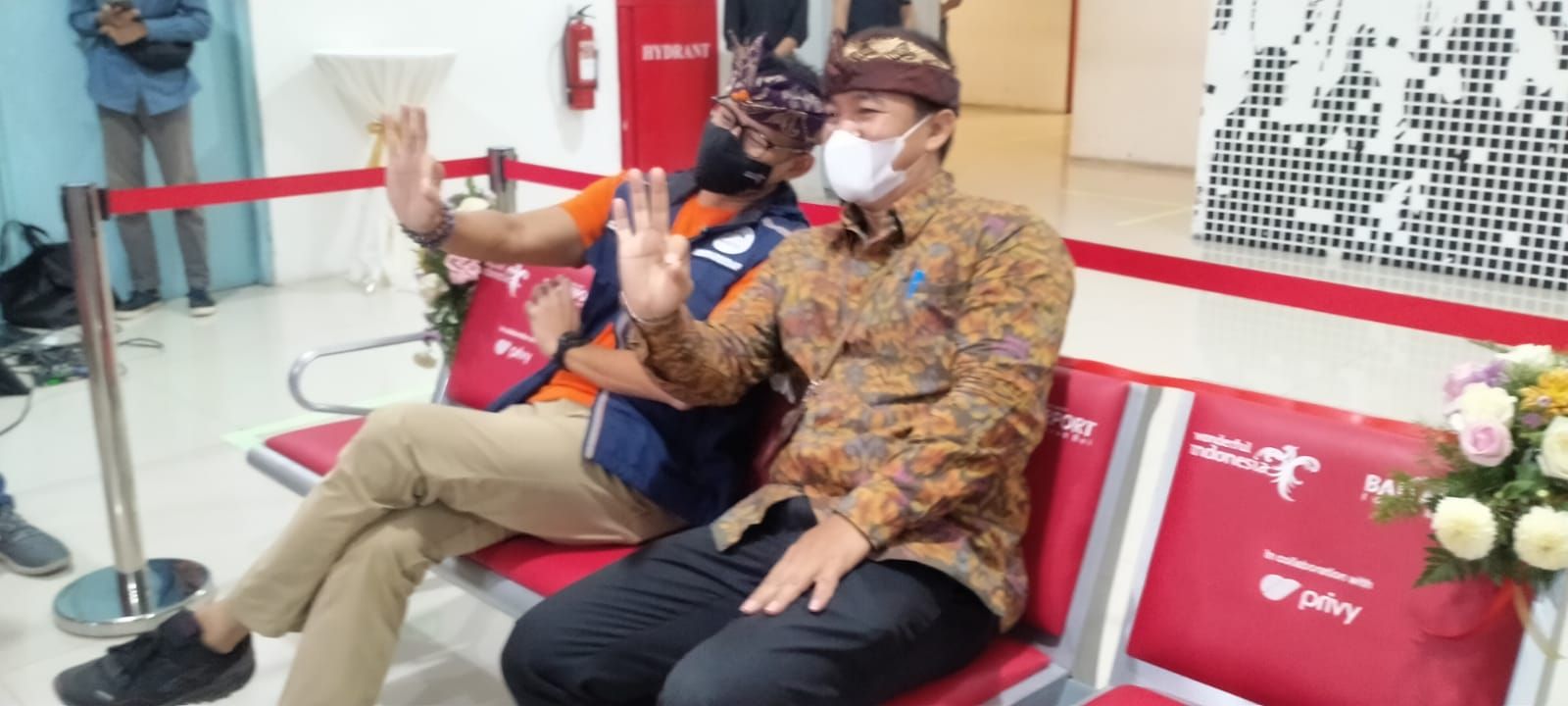 Menparekraf Sandiaga Uno dan GM Bandara Ngurah Rai Bali Handy Heryudhitiawan  saat mencoba kursi ruang tunggu calon penumpang di Bandara Ngurah Rai, Jumat 12 Agustus 2022.