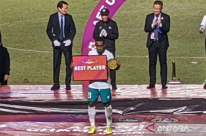Kapten Timnas Indonesia, Muhammad Iqbal Gwijangge meraih gelar Pemain Terbaik Piala AFF U 16 2022.