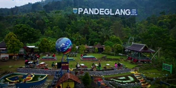 Salah satu sudut kawasan Landmark tulisan  Pandeglang yang berada di Kadu Engang diatas puncak Gunung Karang. 