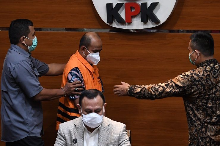 Ketua KPK Firli Bahuri (tengah bawah) menghadirkan tersangka selaku Bupati Pemalang Mukti Agung Wibowo (tengah atas) dalam konferensi pers di Gedung Merah Putih KPK, Jakarta, Jumat (12/8/2022).