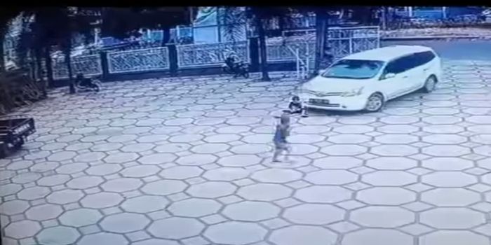 Viral Mobil Dilempar Warga Membabi Buta di Samarinda Kalimantan Timur, Ternyata Cuma Karena Masalah Sepele