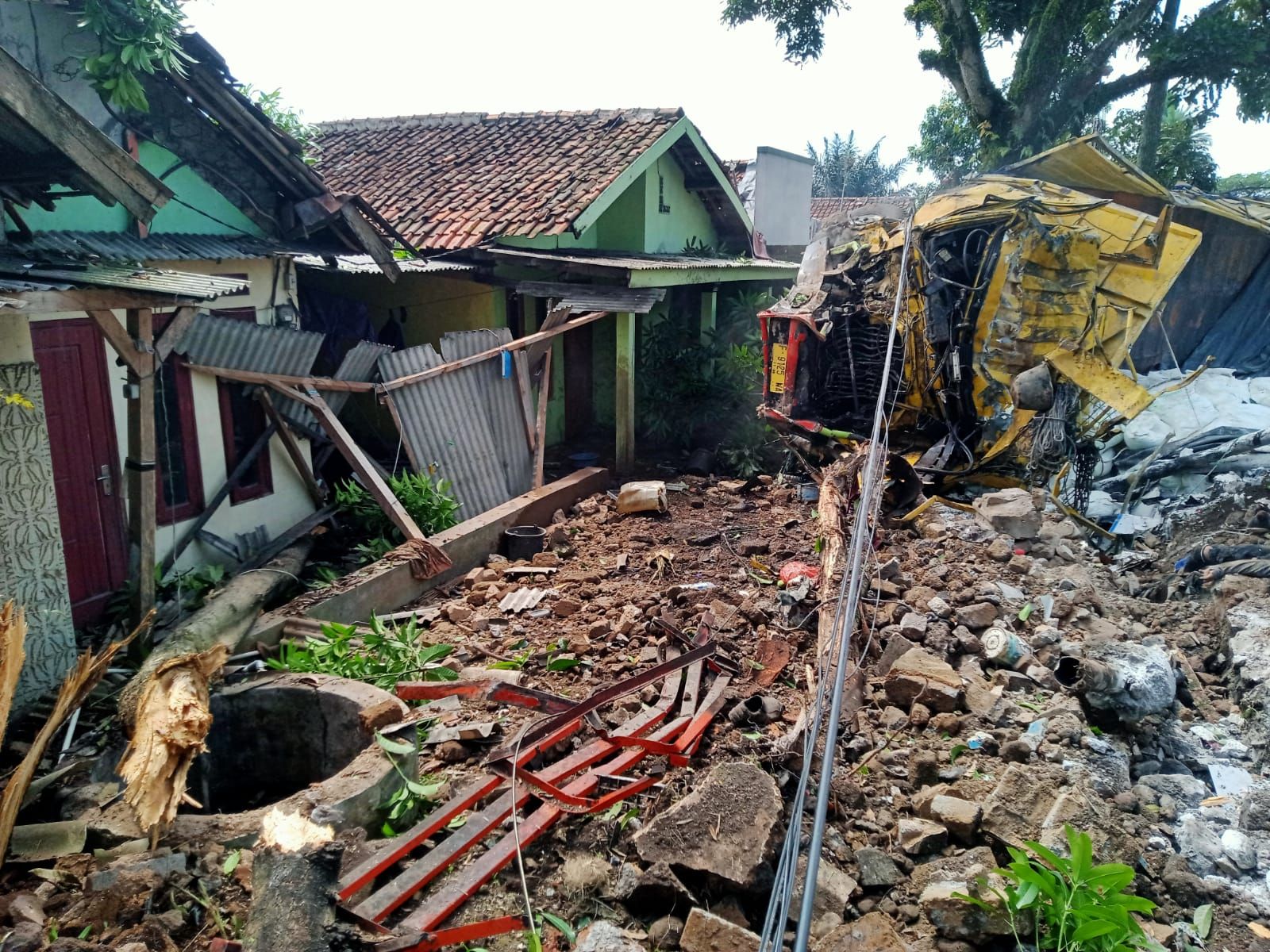 Bagian depan bangunan rumah yang hancur  terhantam truk fuso. Kecelakaan maut melibatkan Truk Fuso dan sejumlah kendaraan di ruas Jalan Raya Sukabumi-Cianjur.