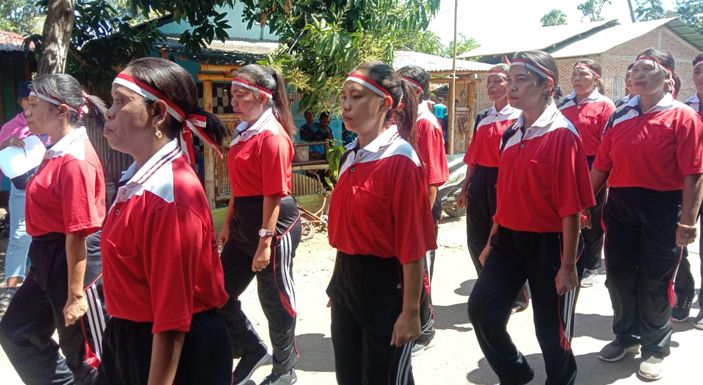 Para peserta lomba gerak jalan cepat di Kelurahan Ritaebang dalam rangka memeriahrayakan HUT RI ke-77.