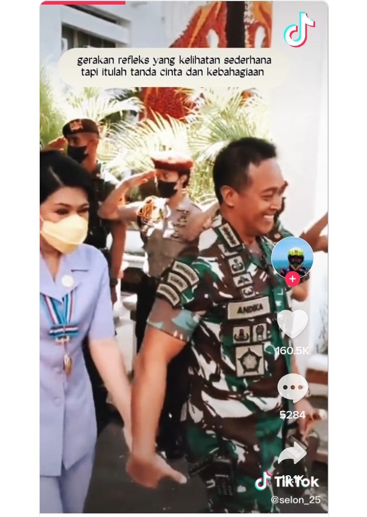 Aksi Manis Jenderal Andika Perkasa Sukses Buat Baper Publik, Gegara Gandeng Istri di Depan Prajurit TNI