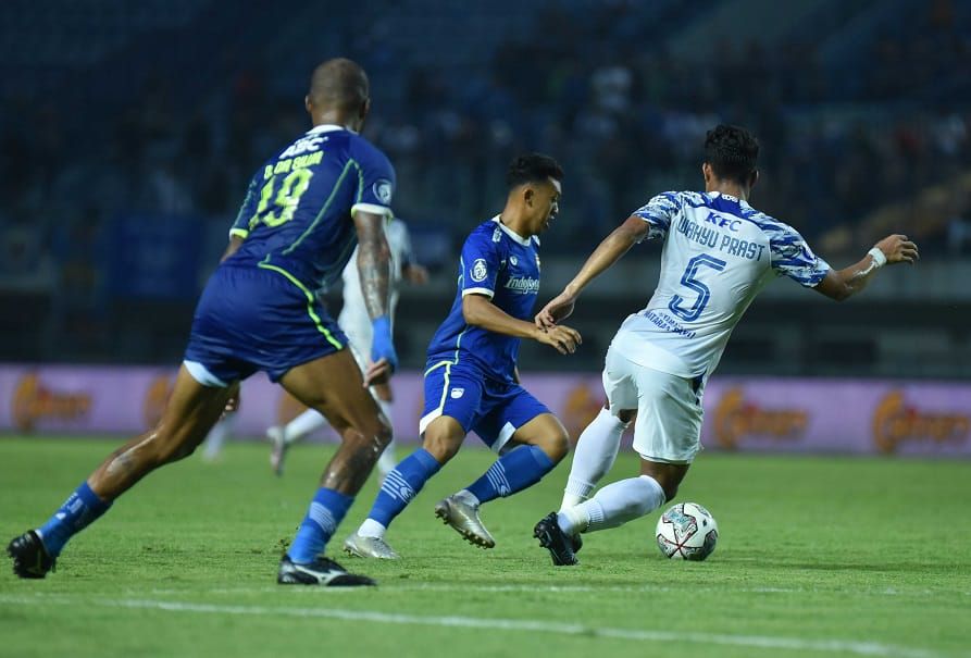 Pemain Persib Bandung, Abdul Aziz saat ditempel ketat PSIS Semarang di Stadion GBLA, Sabtu 13 Agustus 2022