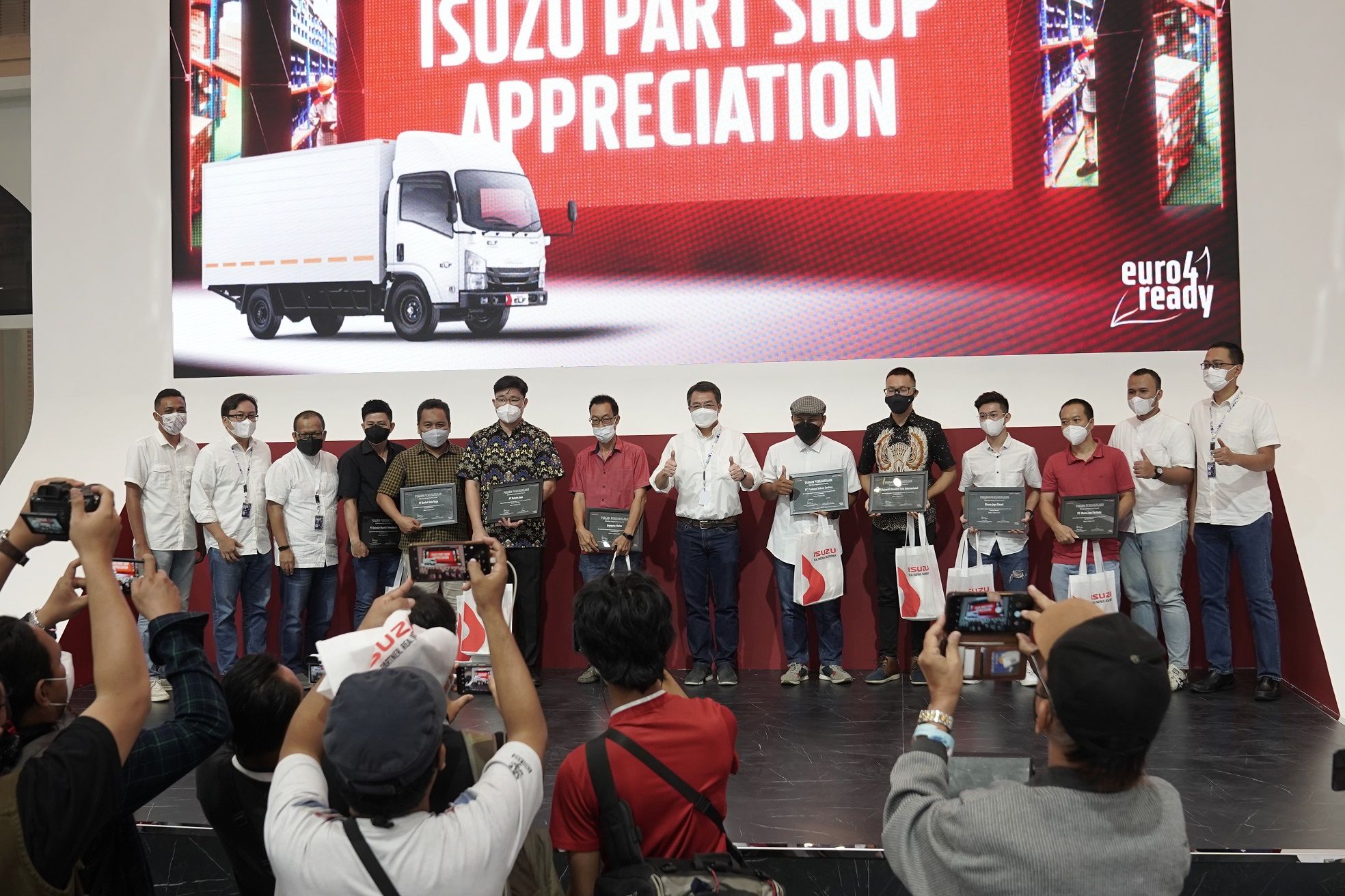 Isuzu memberikan apresiasi kepada mitra yang telah bekerja sama mengembangkan jaringan Part Shop di seluruh Indonesia.