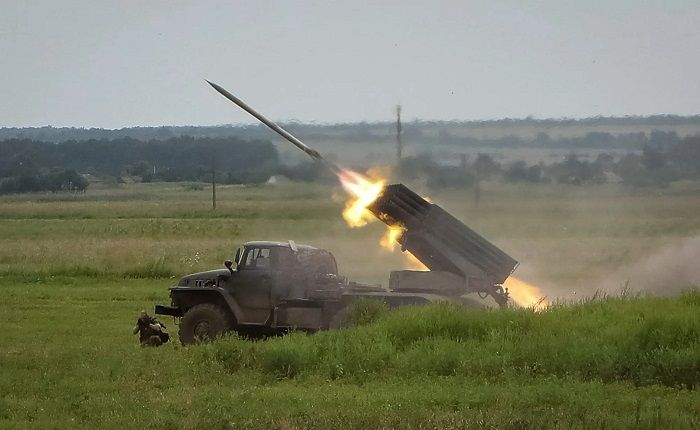 Tentara Ukraina memanfaatkan senjata pasokan dari negara NATO untuk melawan pasukan Rusia.*  