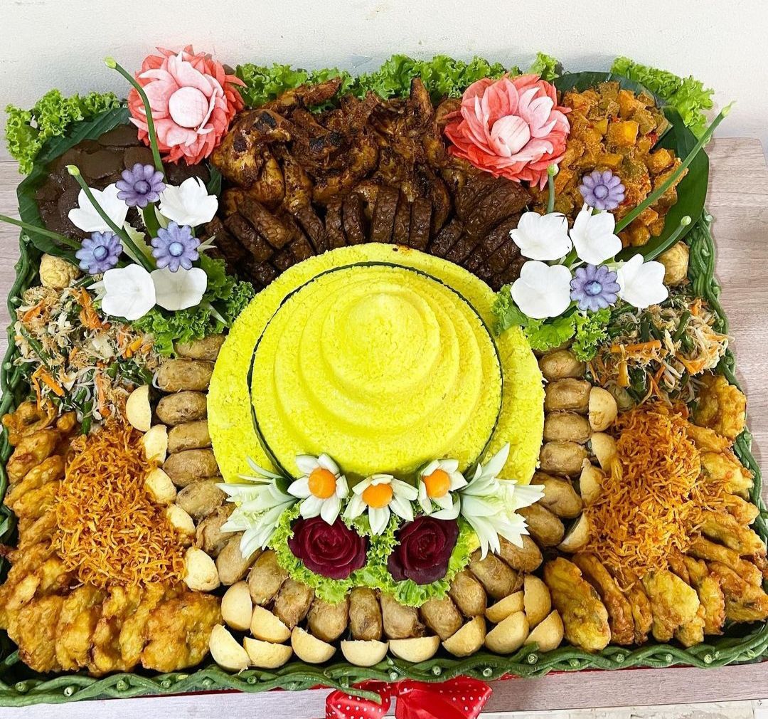 Tumpeng cantik kreasi aneka bunga