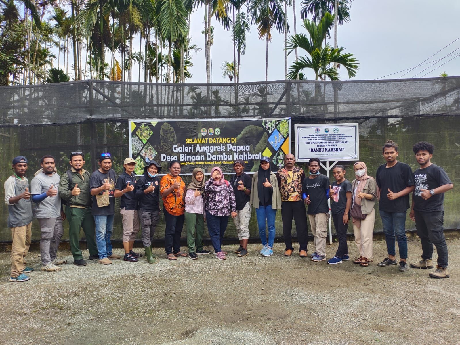 Photo Bersama Antara Petugas BBKSDA Papua, Mahasiswa UNIPA dan Pengelolaan Geleri Anggrek. / Foto Vhyki Done / lintaspapua.com