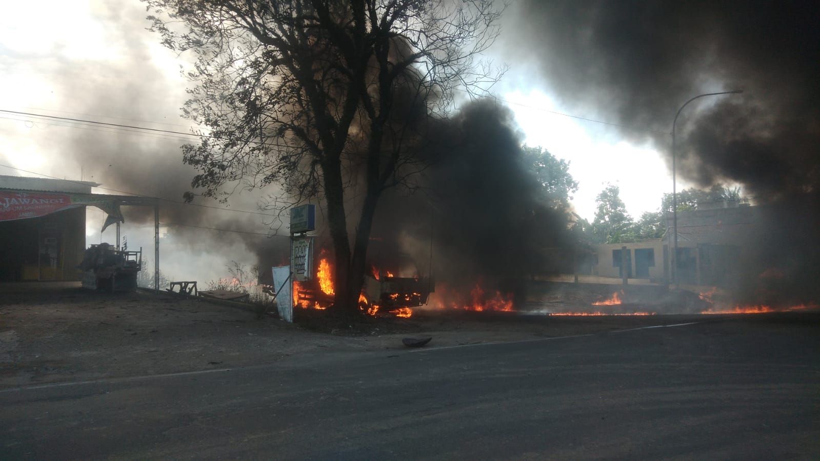 Gudang Penampungan BBM Ludes Terbakar di Jambi, hari ini.