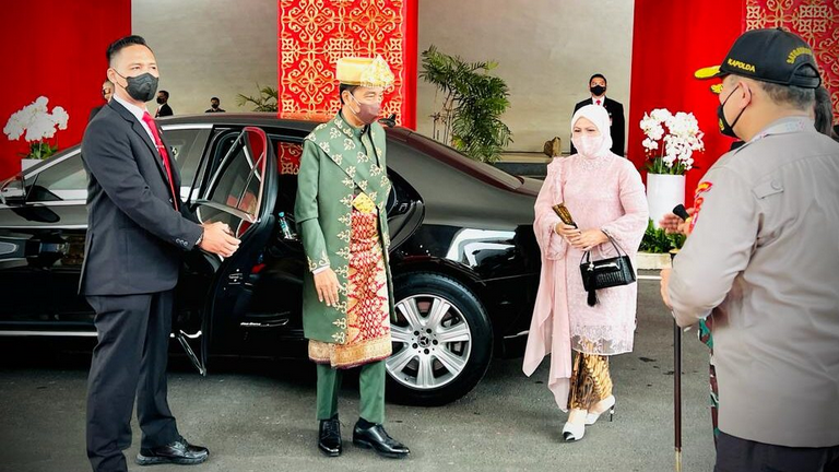 Presiden Joko Widodo beserta Ibu Iriana Joko Widodo tiba di Ruang Rapat Paripurna, Gedung Nusantara MPR/DPR/DPD RI, Jakarta, pada Selasa, 16 Agustus 2022. Foto: BPMI Setpres/Laily Rachev