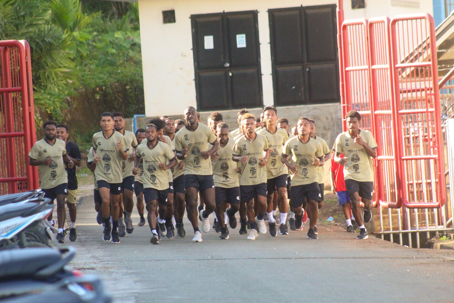 Tim Persewar Waropen ketika melakukan latihan (Joging) keliling luar Stadion Mandala Jayapura, Senin 15 Agustus 2022 dok (PORTAL PAPUA)