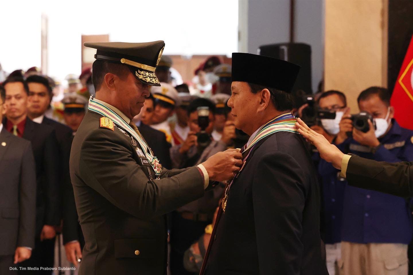 Penyematan Bintang Kehormatan dari Panglima TNI kepada Menhan Prabowo Subianto