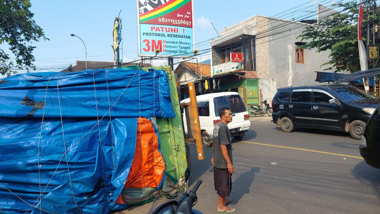 Truk terguling di jalan raya Sumedang-Bandung, depan gerbang SMP Negeri 1 Jatinangor, Selasa 16 Agustus 2022.
