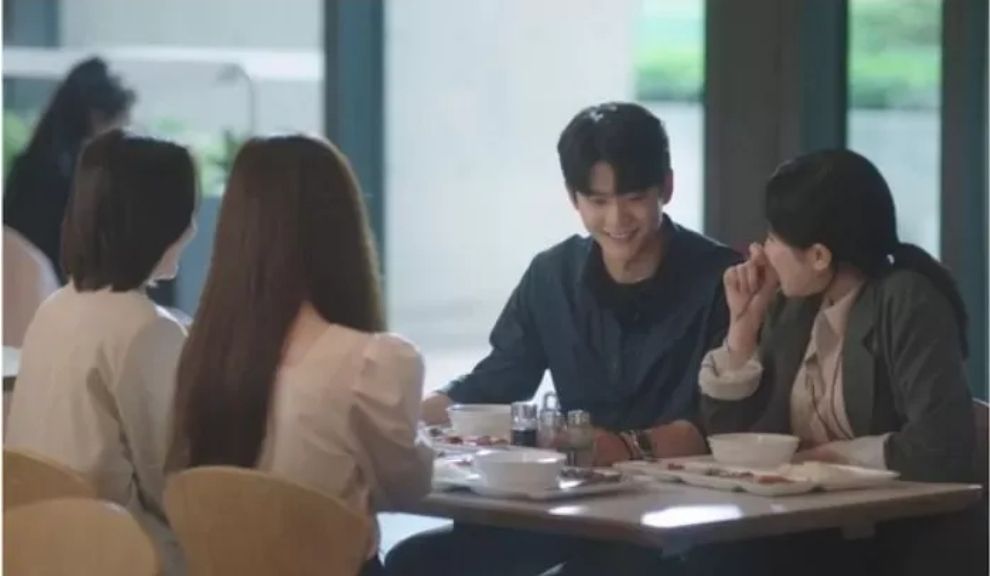 Lee Jun Ho asyik makan siang dengan teman wanita di kantornya./ENA