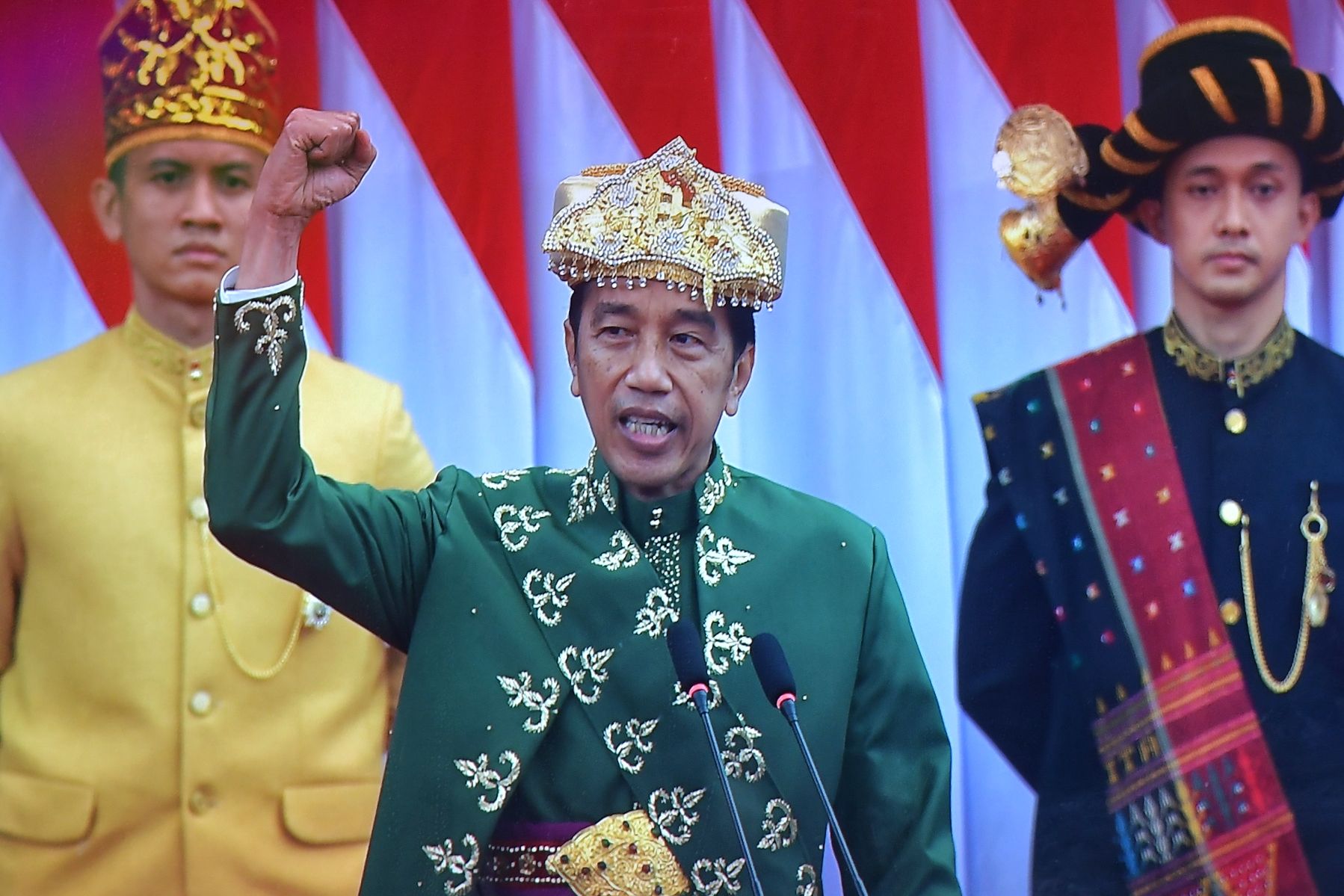 Presiden Jokowi mengenakan Paksian