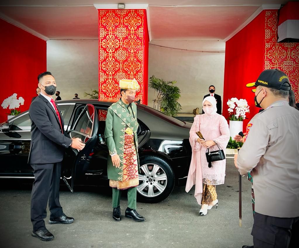 Presiden Joko Widodo memakai baju adat Paksian asal Provinsi Kepulauan Bangka Belitung saat pidato kenegaraan jelang HUT ke-77 Kemerdekaan RI