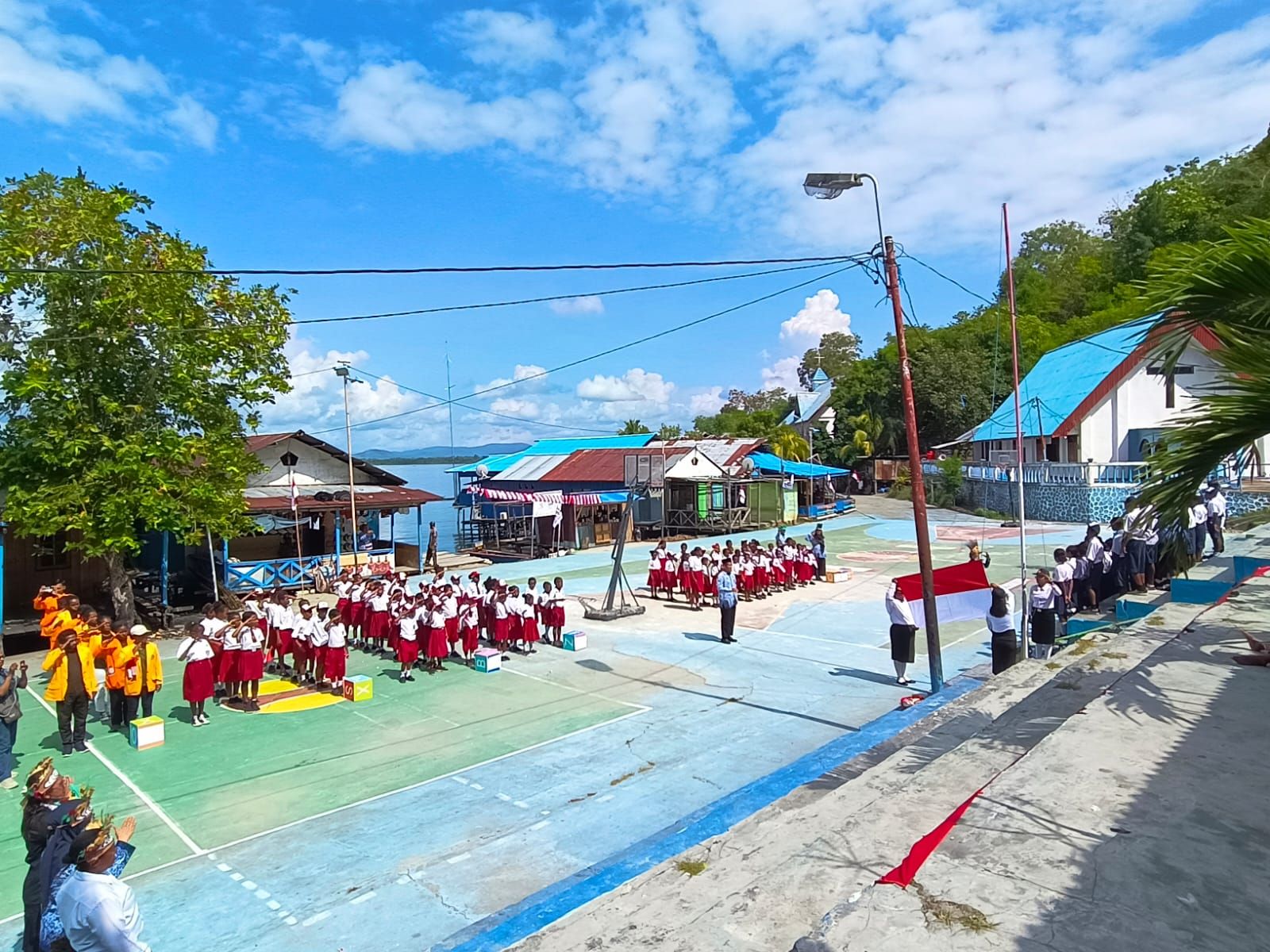 Kampung Hobong, Distrik Sentani kabupaten Jayapura yang terdapat dua sekolah, SDN Inpres Siboi-Boi dan SMP Satu Atap juga melaksanakan upacara.