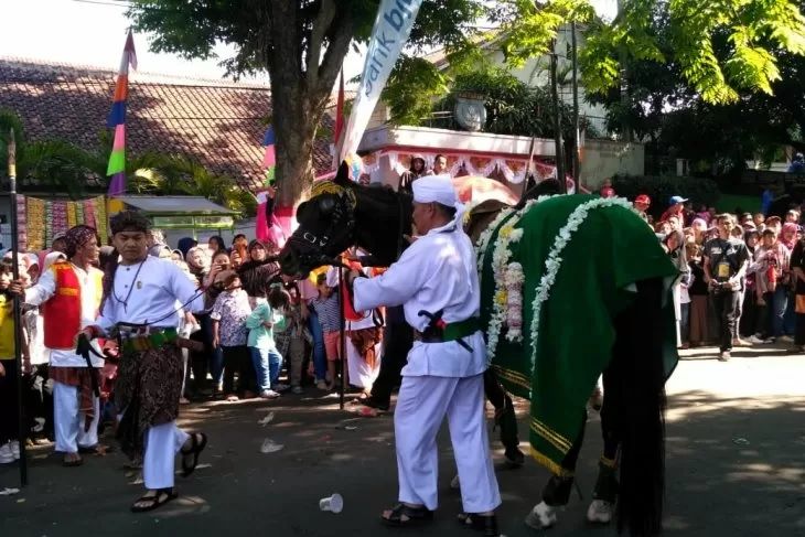 Penampilan kuda kosong dalam helaran budaya Kabupaten Cianjur.