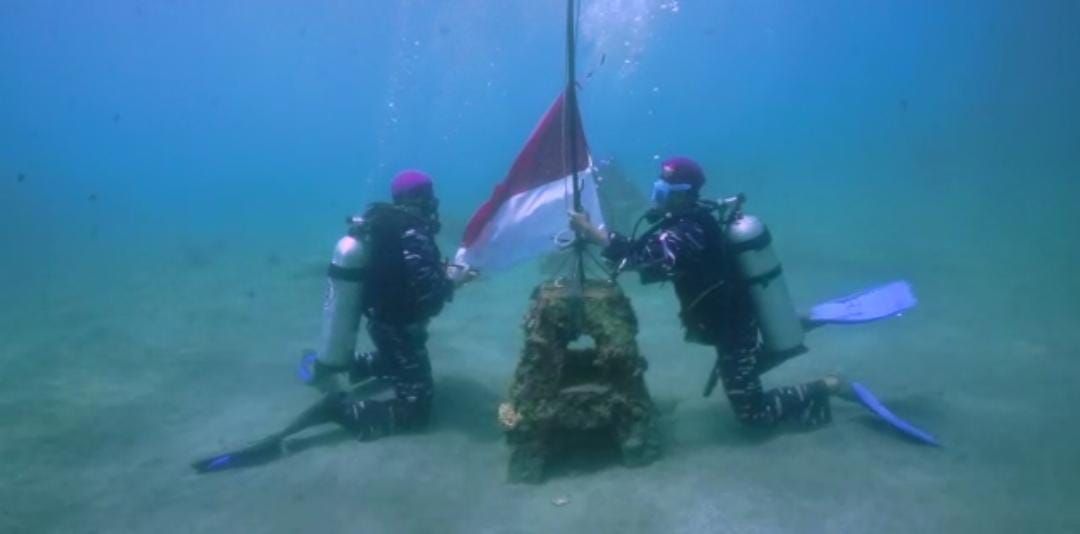 Yonmarhanlan VIII Bitung Pasmar 2 Korps Marinir dan PSDKP Bitung Bentangkan Bendera Merah Putih di Bawah Laut