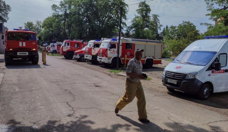 Kendaraan pemadam kebakaran dan ambulans diparkir di pemukiman Azovske menyusul ledakan di gudang militer Rusia di distrik Dzhankoi, Krimea, pada 16 Agustus 2022.*  